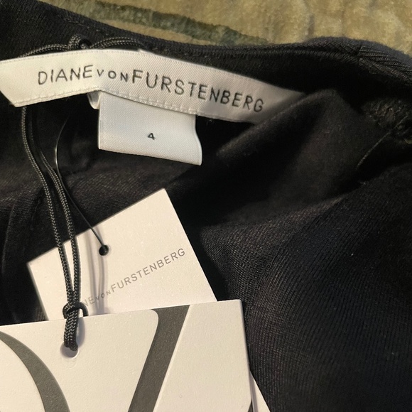 Designer Diane Von Furstenberg form fitted dress - Picture 5 of 5